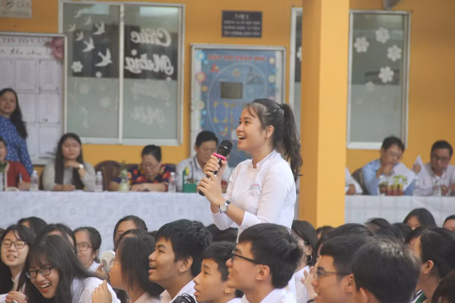 Học sinh tham gia trả lời câu hỏi trong phần gameshow Học sinh tham gia trả lời câu hỏi trong phần gameshow