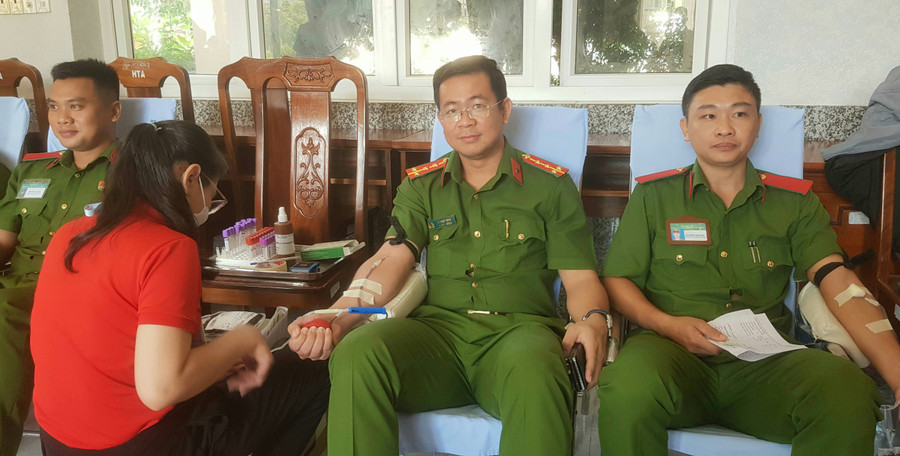 Cán bộ, học viên cùng tham gia hiến máu tình nguyện. Cán bộ, học viên cùng tham gia hiến máu tình nguyện.