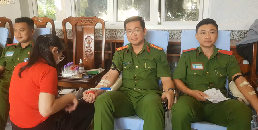 Cán bộ, học viên cùng tham gia hiến máu tình nguyện.