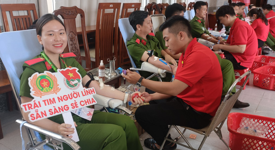 Các nữ cán bộ, học viên cùng tham gia hiến máu tại Ngày hội. Các nữ cán bộ, học viên cùng tham gia hiến máu tại Ngày hội.