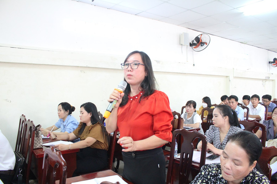 Cán bộ, giáo viên chia sẻ về công tác truyền thông với báo cáo viên. Cán bộ, giáo viên chia sẻ về công tác truyền thông với báo cáo viên.