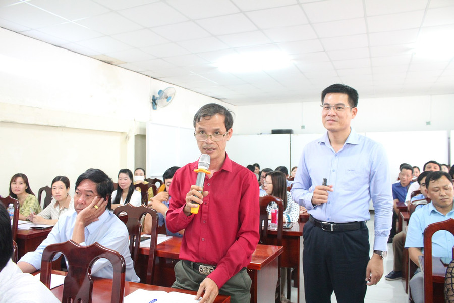 Thạc sĩ Trần Nam trao đổi cùng cán bộ quản lý, giáo viên. Thạc sĩ Trần Nam trao đổi cùng cán bộ quản lý, giáo viên.