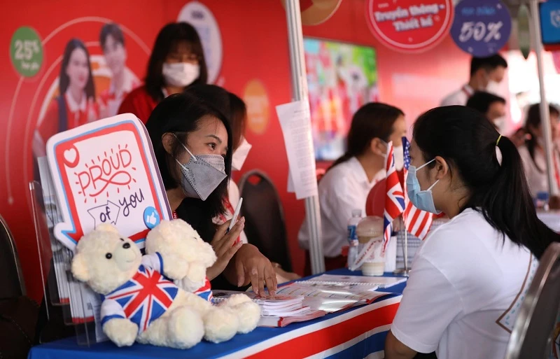 Tư vấn và tham khảo kỹ các ngành nghề đào tạo, điểm chuẩn qua từng năm là điểm quan trọng giúp thí sinh tạo ưu thế xét tuyển cho mình. 