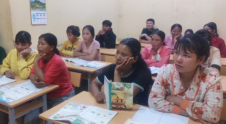 Học viên người Jrai chăm chỉ học chữ.