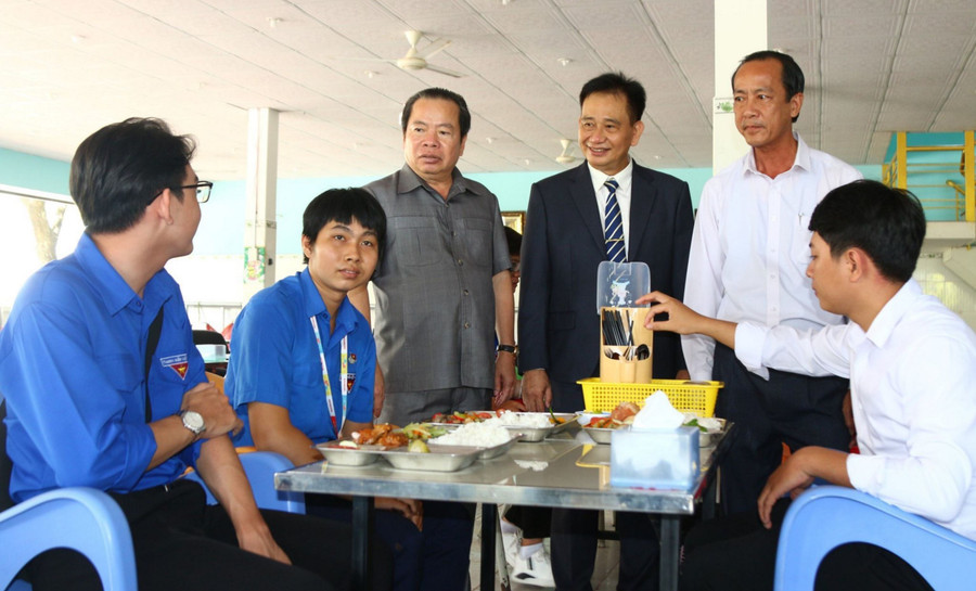 Lãnh đạo tỉnh Kiên Giang và Trường ĐH Kiên Giang trò chuyện với sinh viên.