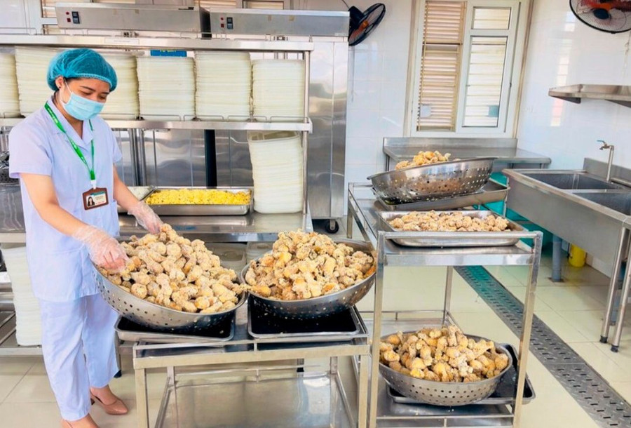 Bữa ăn bán trú của học sinh cần đảm bảo đủ dinh dưỡng và vệ sinh, an toàn. Ảnh minh họa Bữa ăn bán trú của học sinh cần đảm bảo đủ dinh dưỡng và vệ sinh, an toàn. Ảnh minh họa