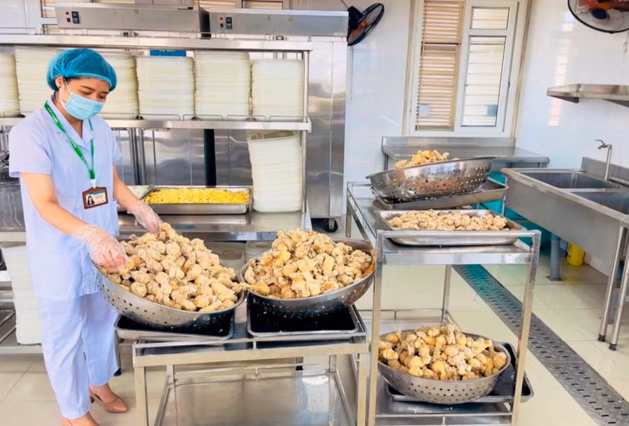 Bữa ăn bán trú của học sinh cần đảm bảo đủ dinh dưỡng và vệ sinh, an toàn. Ảnh minh họa