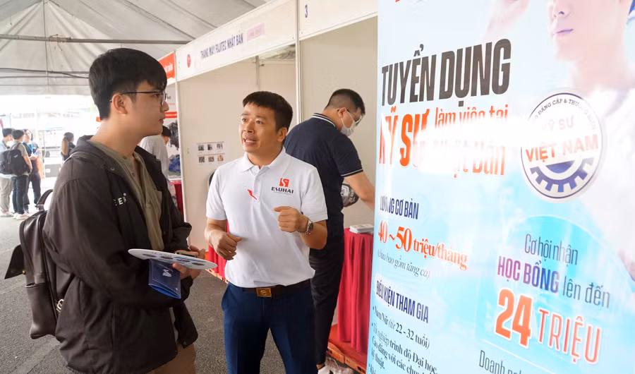 Tư vấn cho sinh viên tại ngày hội việc làm của Trường Đại học Bách khoa (Đại học Quốc gia TPHCM) ngày 14/10. Ảnh: Mạnh Tùng