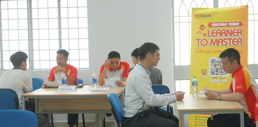 Một ngân hàng phỏng vấn trực tiếp sinh viên tại ngày hội việc làm của Trường Đại học Bách khoa (Đại học Quốc gia TPHCM) ngày 14/10. Ảnh: Mạnh Tùng