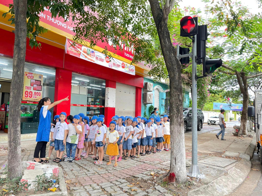 Học sinh Trường Mầm non Bình Minh (quận Hải Châu, TP Đà Nẵng) trải nghiệm thực tế về an toàn giao thông Học sinh Trường Mầm non Bình Minh (quận Hải Châu, TP Đà Nẵng) trải nghiệm thực tế về an toàn giao thông