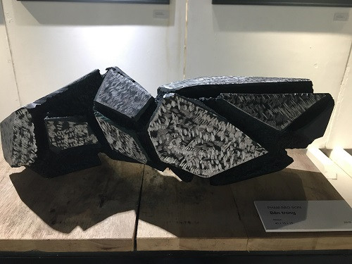 Bên trong - tác phẩm điêu khắc của Phạm Bảo Sơn