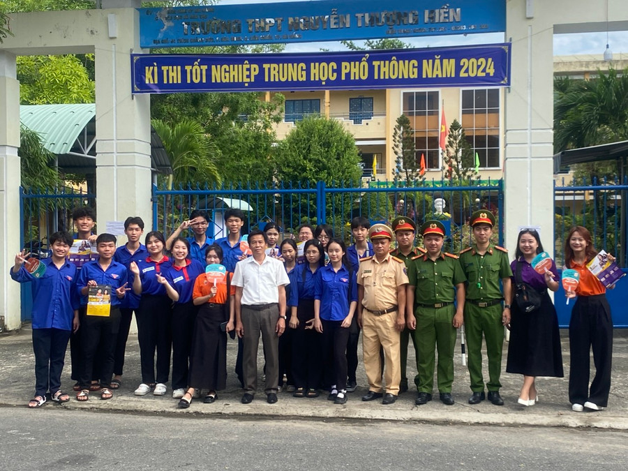 Đại diện UBND quận Liên Chiểu (Đà Nẵng) thăm hỏi, động viên lực lượng tham gia coi thi và thí sinh dự thi tại điểm thi Trường THPT Nguyễn Thượng Hiền.