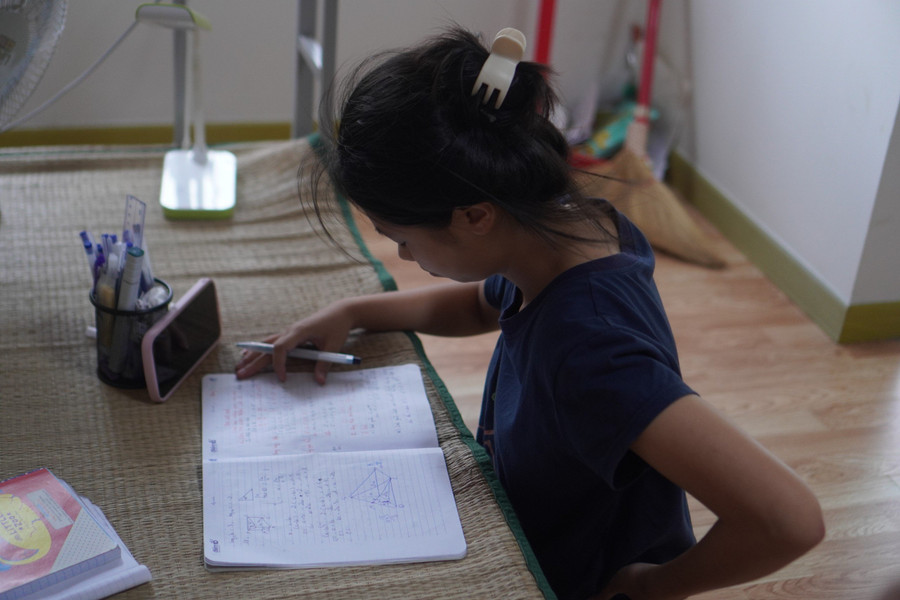 Tranh thủ ôn bài mọi lúc, mọi nơi. Tranh thủ ôn bài mọi lúc, mọi nơi.