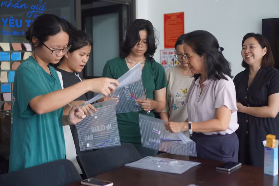 Các cô giáo chuẩn bị những vật dụng cần thiết như bút viết, bút chì, tẩy... cho những học sinh Trường nội trú Hy Vọng dự thi tốt nghiệp THPT 2024.