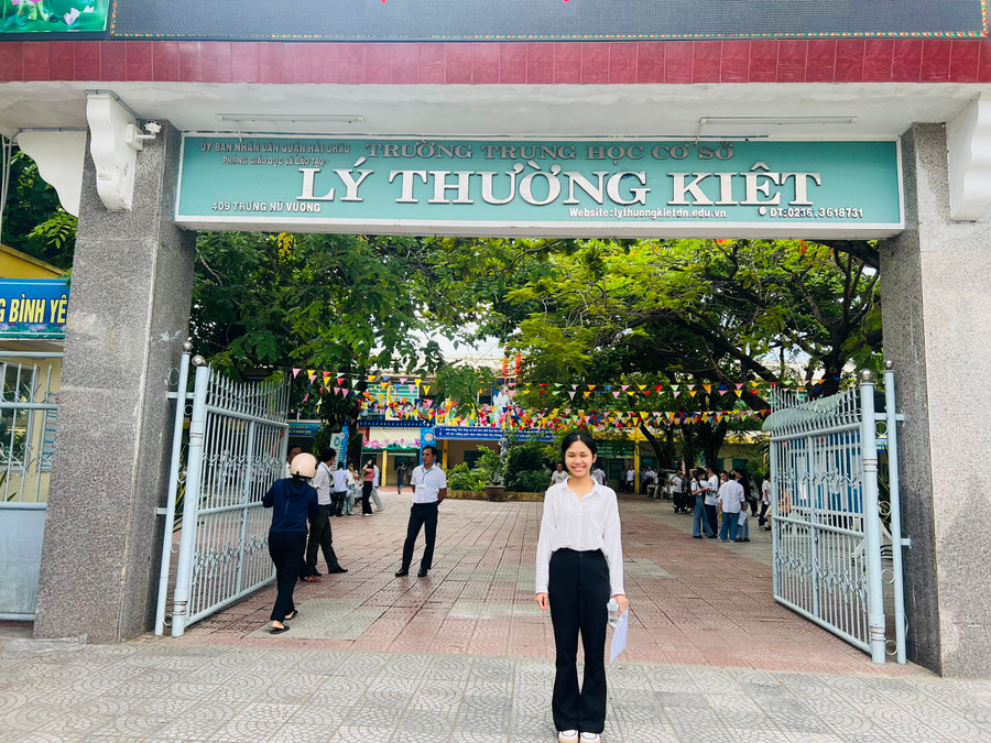 Nụ cười tự tin, đầy quyết tâm của Nhã Trân trước giờ dự thi môn Ngữ văn. Từ Đồng Tháp, Nhã được thầy cô Trường Hy vọng đón về trường cùng với gần 300 học sinh khác đều mồ côi do đại dịch Covid-19. Nụ cười tự tin, đầy quyết tâm của Nhã Trân trước giờ dự thi môn Ngữ văn. Từ Đồng Tháp, Nhã được thầy cô Trường Hy vọng đón về trường cùng với gần 300 học sinh khác đều mồ côi do đại dịch Covid-19.