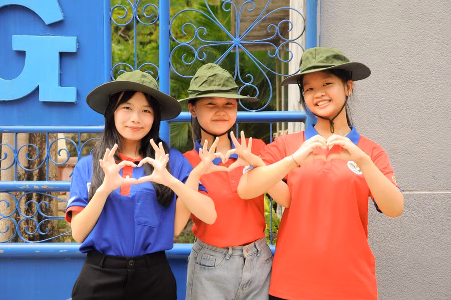 Đội tình nguyện viên Hoa phượng đỏ (Đoàn trường THPT Hoàng Hoa Thám) gửi lời chúc đến thí sinh dự tốt nghiệp THPT năm 2024.