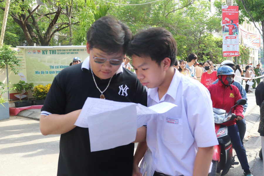 Thí sinh Đà Nẵng thảo luận bài sau buổi thi môn Toán.