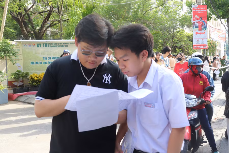 Thí sinh Đà Nẵng thảo luận bài sau buổi thi môn Toán.