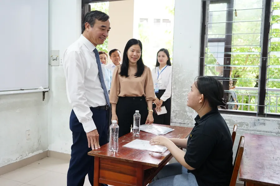 Ông Lê Trung Chinh, Chủ tịch UBND TP Đà Nẵng thăm hỏi, động viên thí sinh dự thi tại điểm thi Trường THCS - THPT Nguyễn Khuyến.