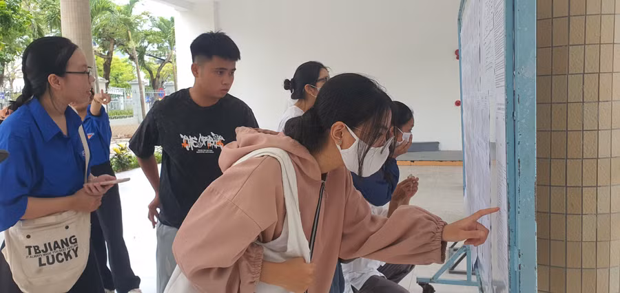 Thí sinh xem danh sách và sơ đồ phòng thi tại điểm thi Trường THPT Phan Châu Trinh.