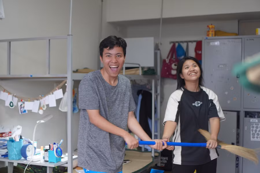 Phút thư giãn của học sinh lớp 12 Trường nội trú Hy Vọng sau những giờ học căng thẳng cho Kỳ thi tốt nghiệp THPT.