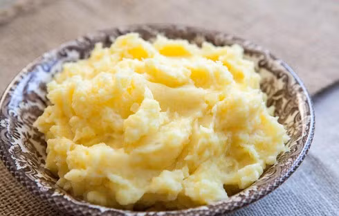 Nếu bạn vẫn còn phân vân không biết làm gì để xóa đi quầng thâm trên mắt thì khoai tây chính là một sự lựa chọn hoàn hảo. (Ảnh minh họa: Internet). Nếu bạn vẫn còn phân vân không biết làm gì để xóa đi quầng thâm trên mắt thì khoai tây chính là một sự lựa chọn hoàn hảo. (Ảnh minh họa: Internet).