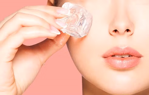 Đá đông lạnh tuy không chứa các dưỡng chất hay vitamin như các loại nguyên liệu thiên nhiên khác nhưng nhiệt độ nó lại đem đến hiệu quả đặc biệt. (Ảnh minh họa: Internet). Đá đông lạnh tuy không chứa các dưỡng chất hay vitamin như các loại nguyên liệu thiên nhiên khác nhưng nhiệt độ nó lại đem đến hiệu quả đặc biệt. (Ảnh minh họa: Internet).