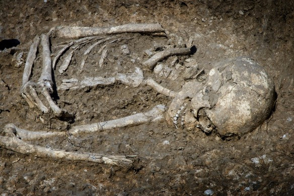 Cậu bé chỉ cho người lớn chỗ hung thủ giấu xác, và tìm thấy một bộ xương. Mô tả ảnh.