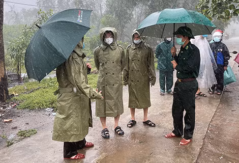 Phó Chủ tịch UBND tỉnh Nguyễn Thanh Bình kiểm tra, chỉ đạo công tác phòng, chống cơn bão số 5 tại huyện Phú Lộc.