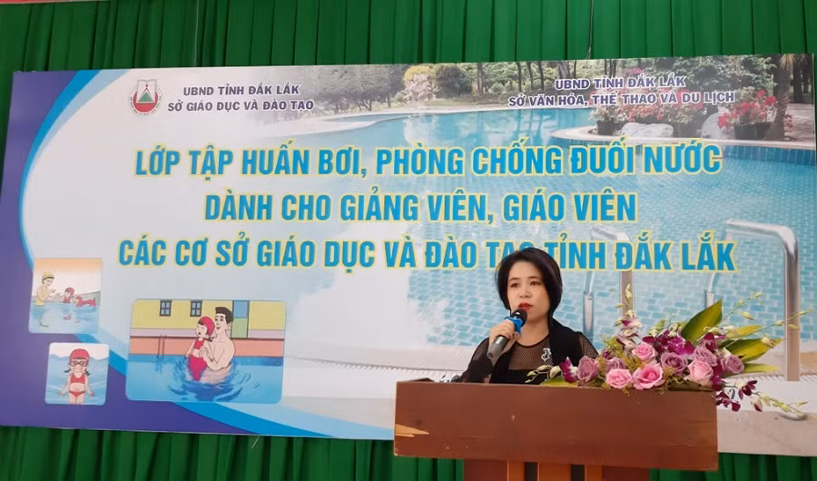 Bà Krông Ái Hương Lan, Phó Trưởng phòng Chính trị tư tưởng Sở GD&amp;ĐT Đắk Lắk phát triển khai nội dung tập huấn.