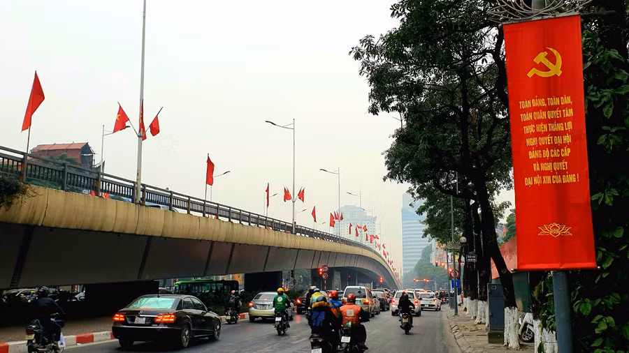 Hà Nội trang hoàng rực rỡ cờ hoa chào mừng Đại hội XIII của Đảng ảnh 2