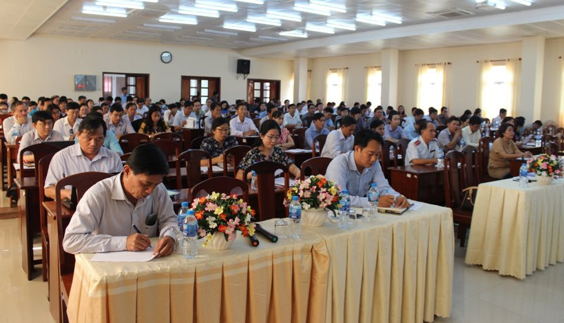 Hội nghị rút kinh nghiệm công tác phòng, chống dịch Covid-19 và hướng dẫn học sinh học tập tại nhà chiều 17/2. Ảnh: T. Tiến