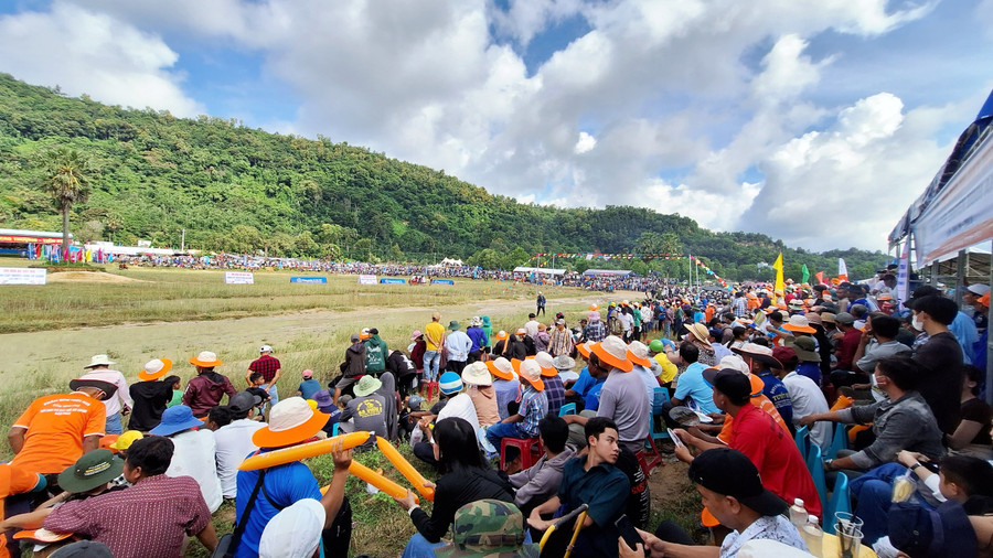 Hàng nghìn người dân và du khách nước ngoài nô nức đến xem và cổ vũ nồng nhiệt qua các vòng đua. Hàng nghìn người dân và du khách nước ngoài nô nức đến xem và cổ vũ nồng nhiệt qua các vòng đua.