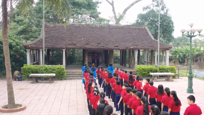 Học sinh Trường THCS Hưng Dũng (TP Vinh) thăm Đình Trung – chứng tích lịch sử đặc biệt của Làng Đỏ anh hùng.
