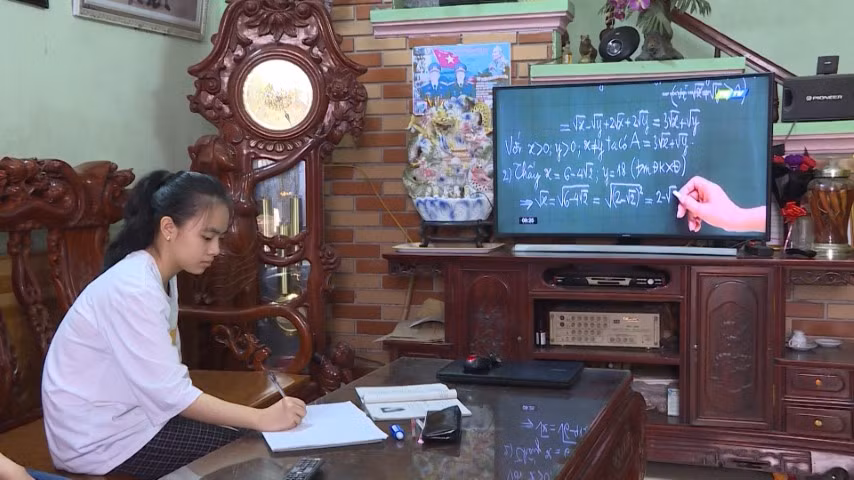 Học sinh tự học trực tuyến qua tivi tại nhà.