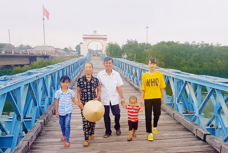 Vợ chồng ông Nghi đưa các cháu dạo bước qua di tích cầu Hiền Lương để ôn lại kí ức đám cưới đặc biệt của mình trong một dịp lễ 30/4.