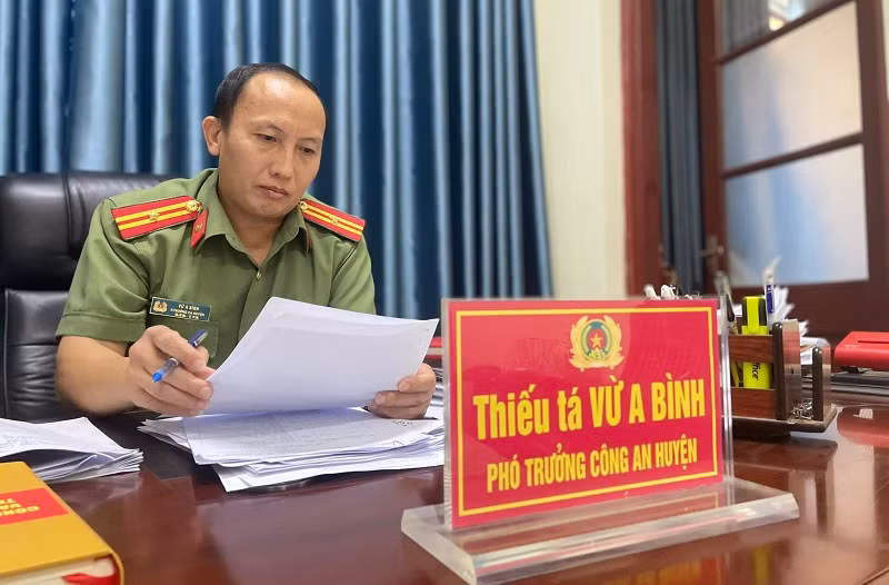 Thiếu tá Vừ A Bình là một trong những người cháu thành đạt của ông Vừ Gà Lử (anh trai Anh hùng liệt sĩ Vừ A Dính).