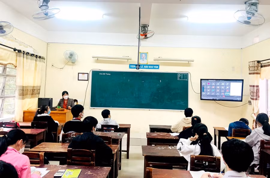 Mô hình lớp học 2 trong 1, vừa kết hợp trực tuyến và trực tiếp được nhiều trường học ở Đà Nẵng triển khai khi HS đến trường học trực tiếp.
