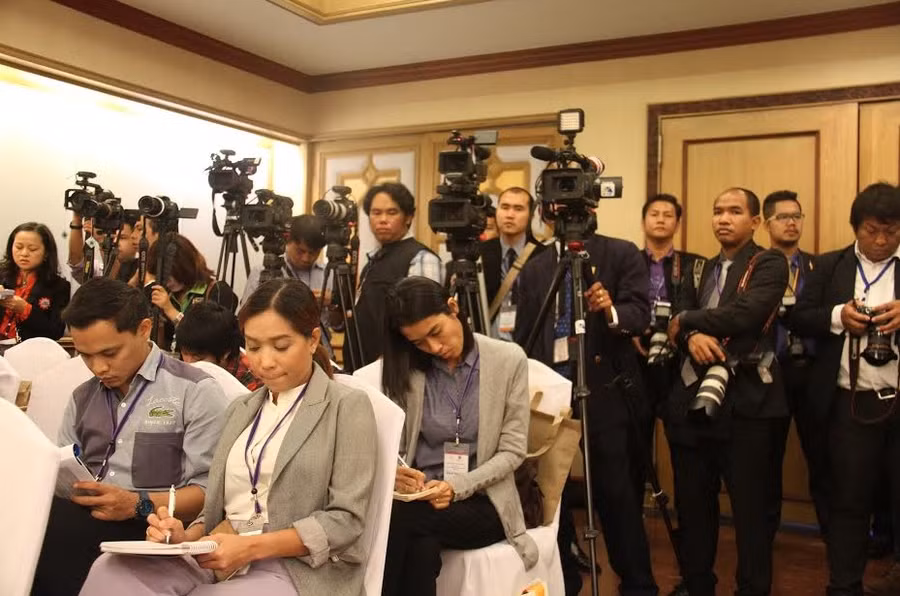 Đông đảo phóng viên quốc tế tham dự buổi họp báo, quan tâm đặt câu hỏi tới các vị chủ tọa