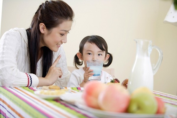 bé mấy tuổi nên uống sữa tươi bé mấy tuổi nên uống sữa tươi