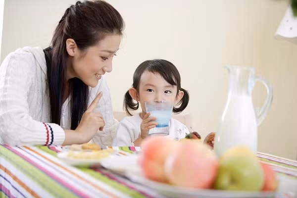 bé mấy tuổi nên uống sữa tươi