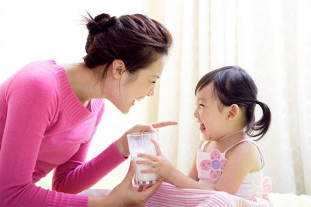 bé mấy tuổi nên uống sữa tươi bé mấy tuổi nên uống sữa tươi