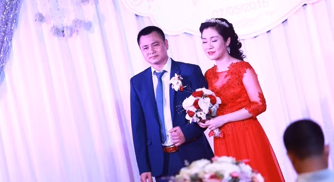 Cận cảnh nhan sắc xinh đẹp của vợ danh hài Tự Long