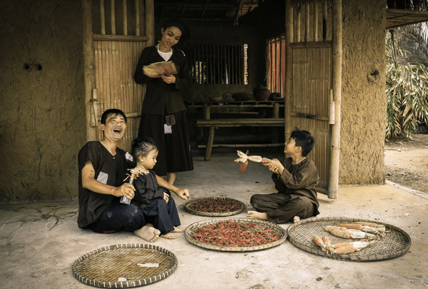 “Chết cười” với bộ ảnh Chí Phèo, Thị Nở của vợ chồng Hoàng Bách