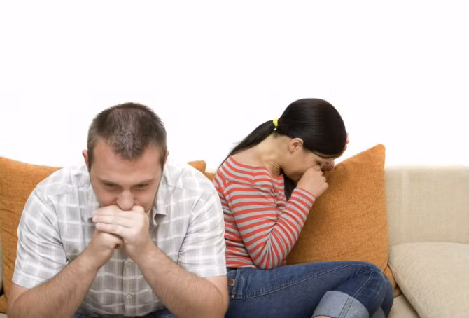 Đau đớn bắt gặp chồng đưa nhân tình đi khám thai