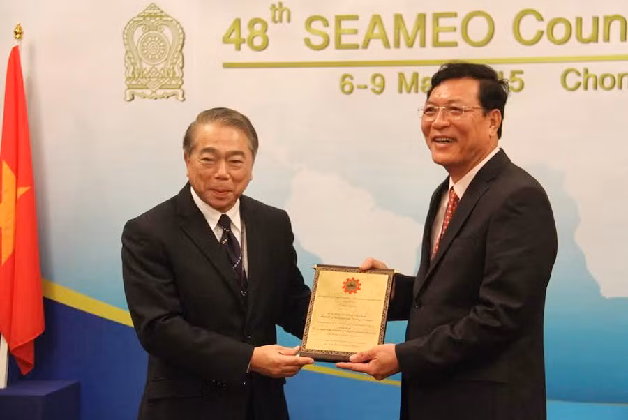 Chủ tịch SEAMEO mới được bầu - Ngài Đô đốc Narong Pipathanasai, Bộ trưởng Bộ Giáo dục Thái Lan - trân trọng trao kỷ niệm chương của SEAMEO cho Bộ trưởng Phạm Vũ Luận.