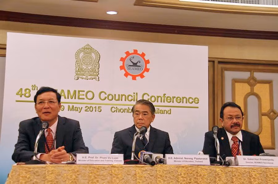 Từ trái qua: Bộ trưởng Phạm Vũ Luận, Ngài Đô đốc Narong Pipathanasa - Bộ trưởng Bộ Giáo dục Thái Lan, Tổng Thư ký SEAMEO Gatot Hari Priowirjanto chủ trì buổi họp báo