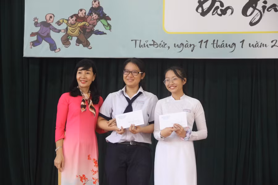 Các tiết mục tham gia ngoại khoá đều nhận được những phần quà từ tổ Ngữ văn