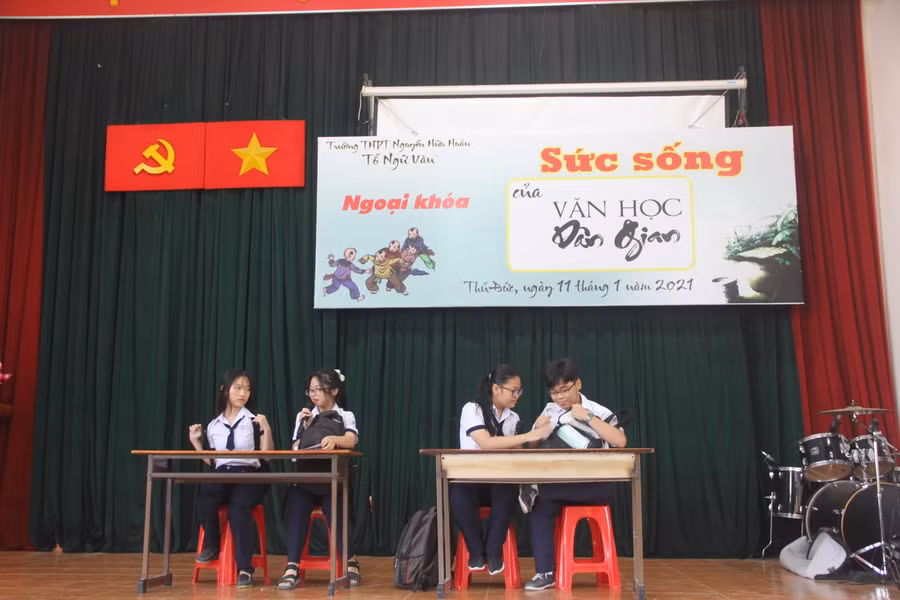 Học sinh đóng kịch với truyện ngụ ngôn "Ếch ngồi đáy giếng"