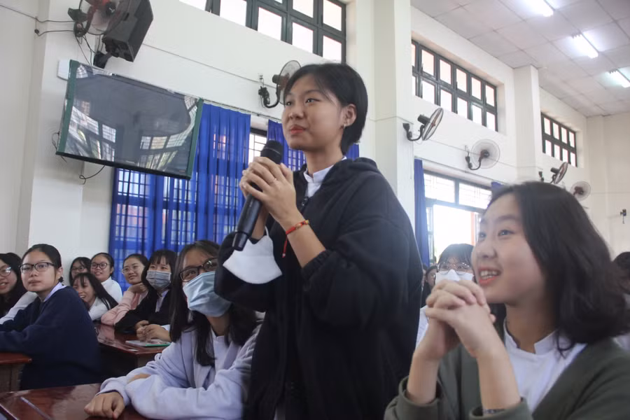 Học sinh trả lời câu hỏi ở phần đố vui